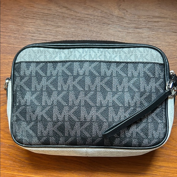 Michael Kors Jet Set Signature Messenger Crossbody - Picture 3 of 6